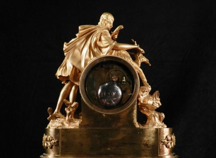 Reloj con la diosa Artemisa, reverso