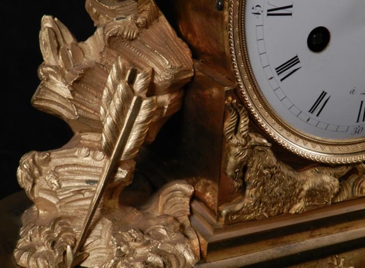 Reloj con la diosa Artemisa, detalle flecha