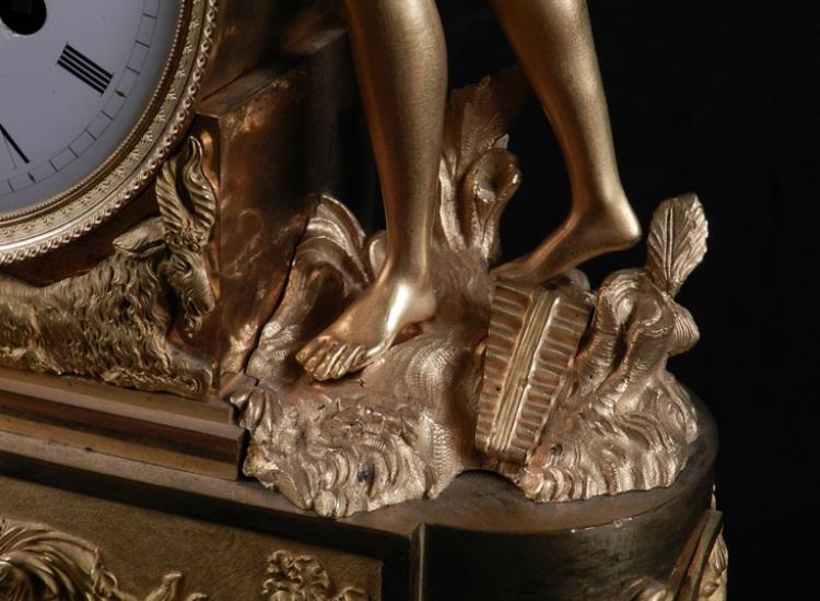 Reloj con la diosa Artemisa, detalle Flauta de Pan